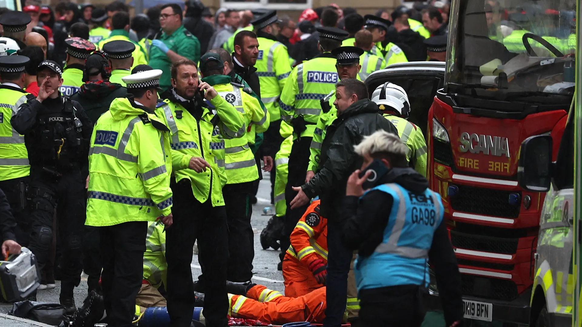 "Siamo in contatto diretto con la Polizia del Merseyside in merito all'incidente in Water Street, avvenuto verso la fine della sfilata di questa sera", è la nota del Liverpool