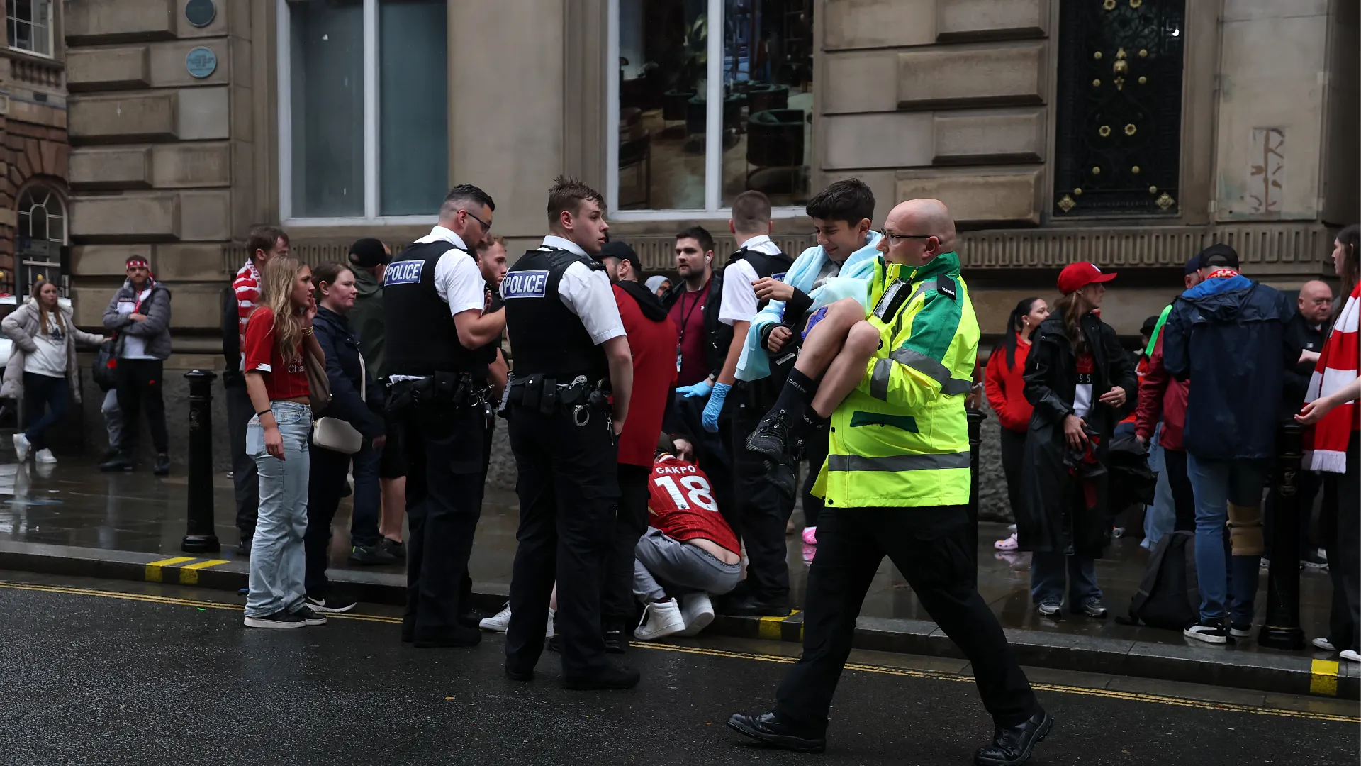 Un'elisoccorso è atterrato nei pressi del Liver Building