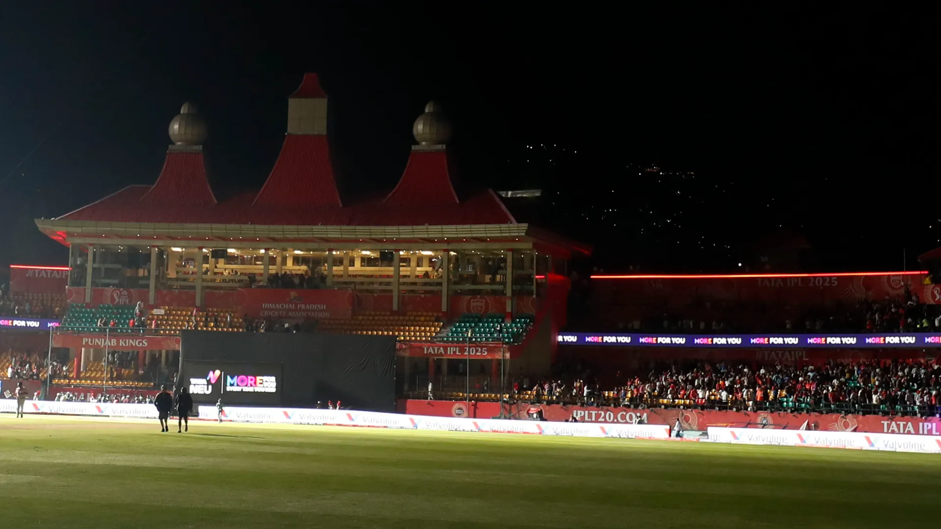 Più di 10.000 spettatori sono stati evacuati dallo stadio a causa della crescente tensione
