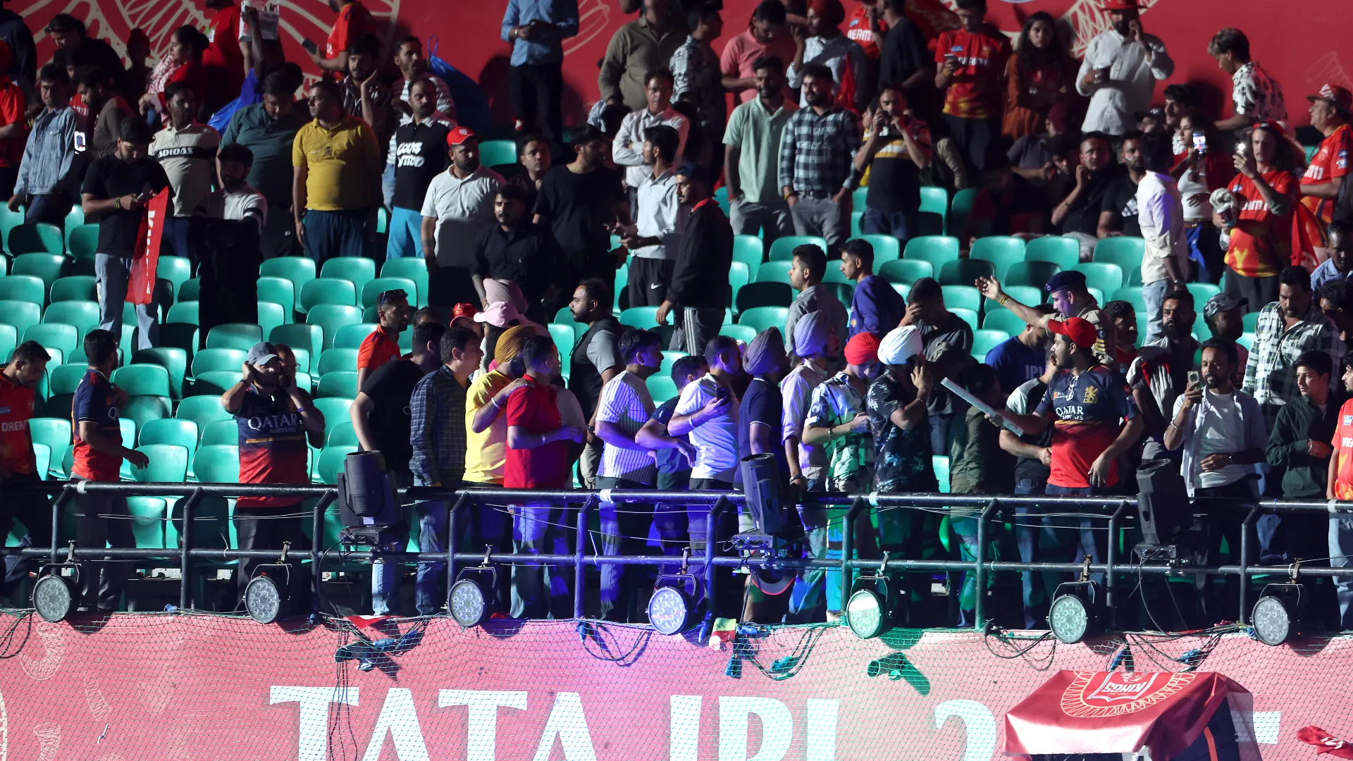 I militari sono entrati allo stadio e hanno scortato il pubblico all'esterno dell'impianto
