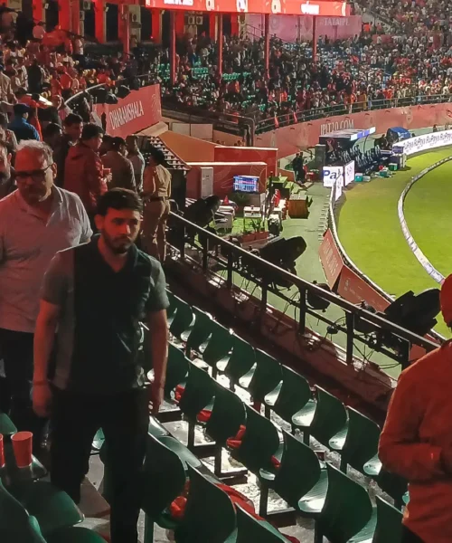 Tensione India-Pakistan: esercito allo stadio, pubblico evacuato. Le foto