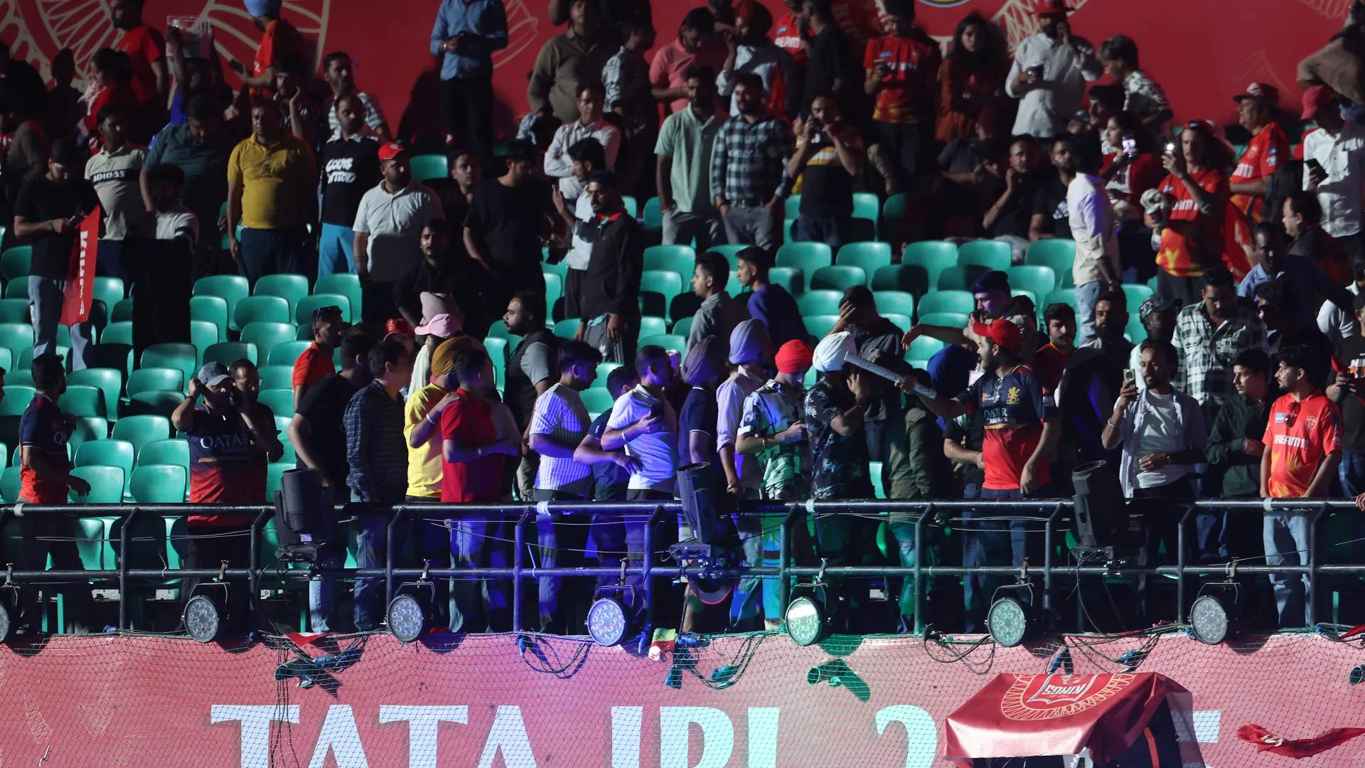 Tensione India-Pakistan: esercito allo stadio, pubblico evacuato
