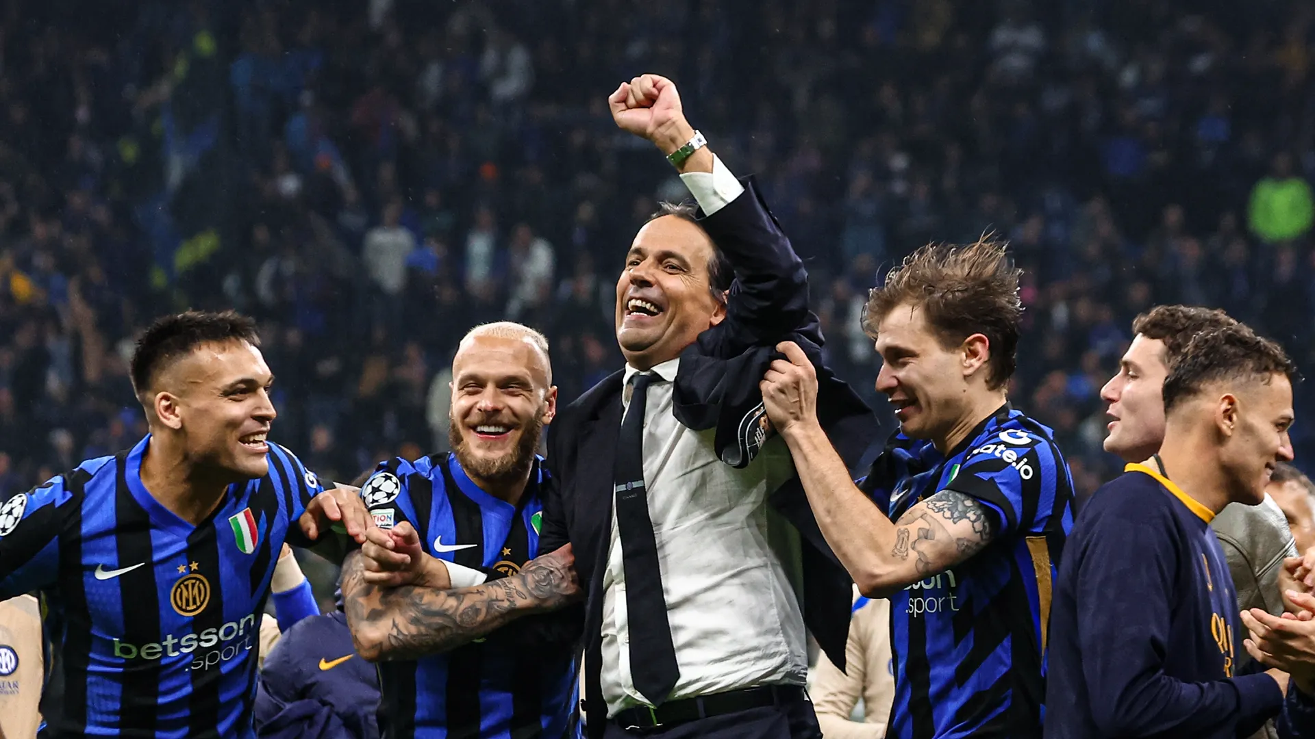 Inzaghi festeggiato da tutta la squadra