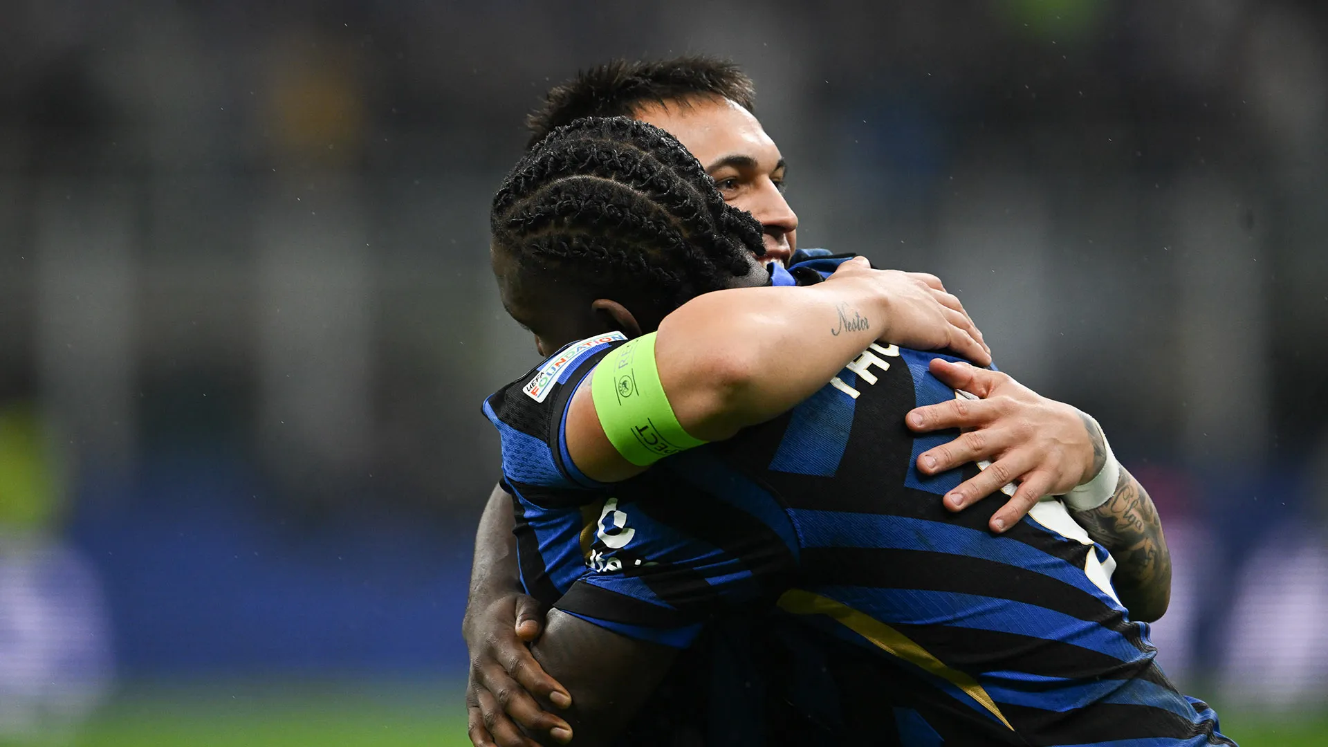 Capitan Lautaro Martinez abbraccia il compagno di reparto Thuram: entrambi sono stati decisivi