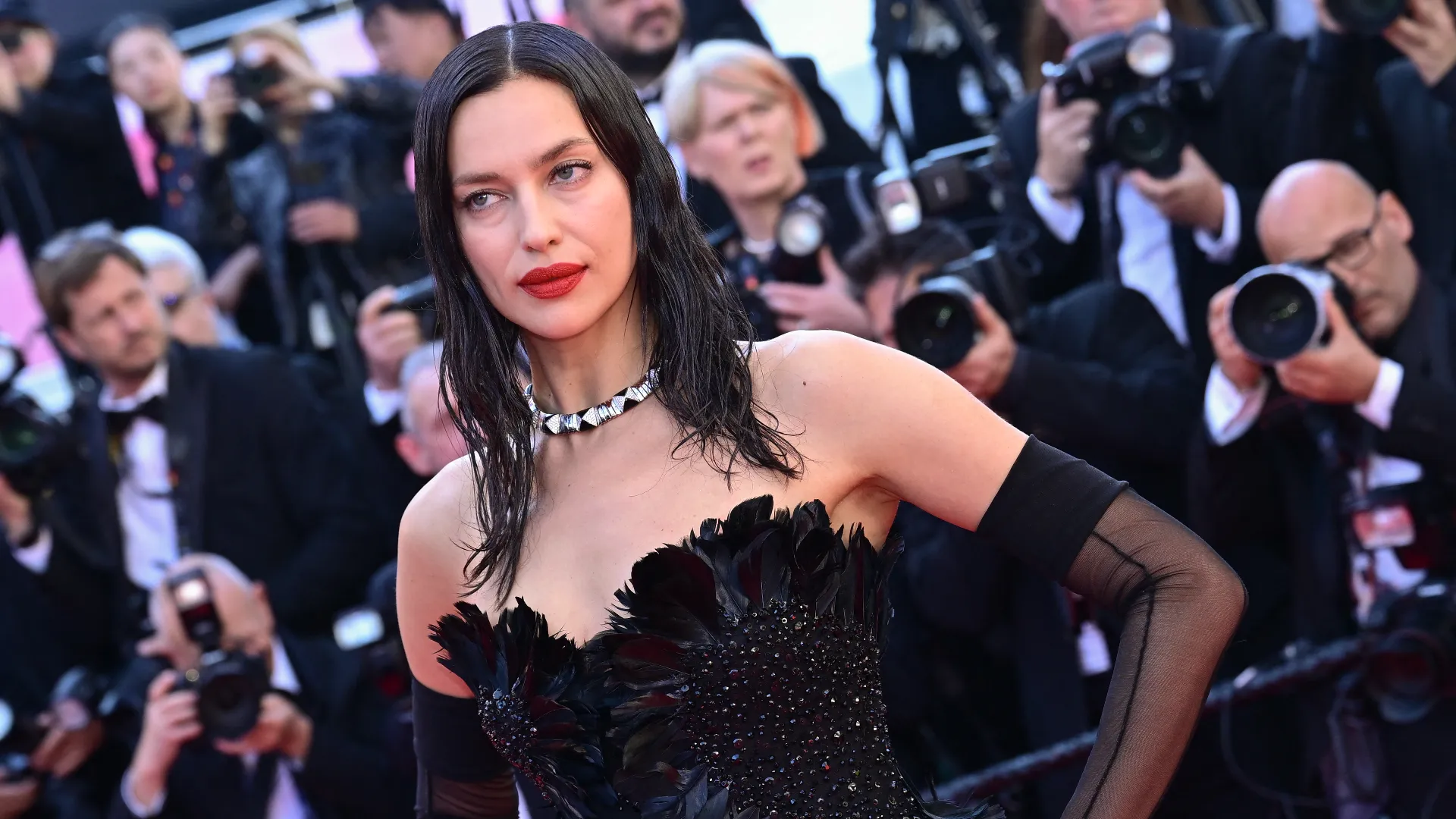 Irina si è vestita con un abito total black