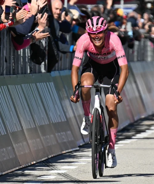 Giro 2025, Isaac Del Toro mette i puntini sulle i e non molla la presa