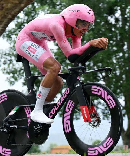 Giro 2025, Isaac Del Toro si gode la maglia rosa e svela un retroscena
