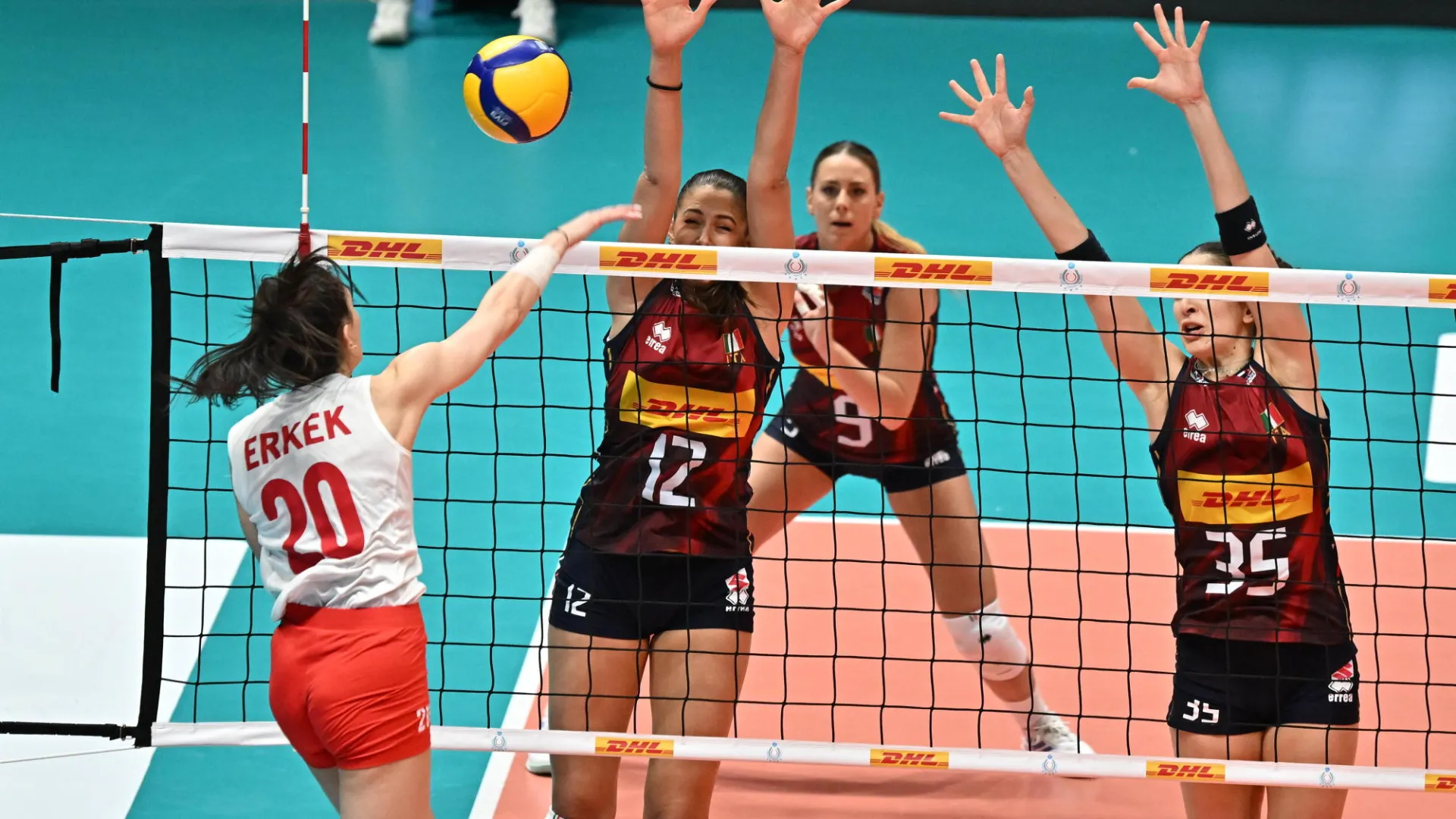 " Siamo giovani e lavoriamo da relativamente poco assieme ma speriamo sempre di ottenere nuovi successi. Ovviamente, ci sono delle situazioni in cui andiamo in difficoltà, fa parte del gioco, ma sono proprio quelle le situazioni in cui si impara e si cresce per affrontare poi una partita complessa, come questa con la Turchia".