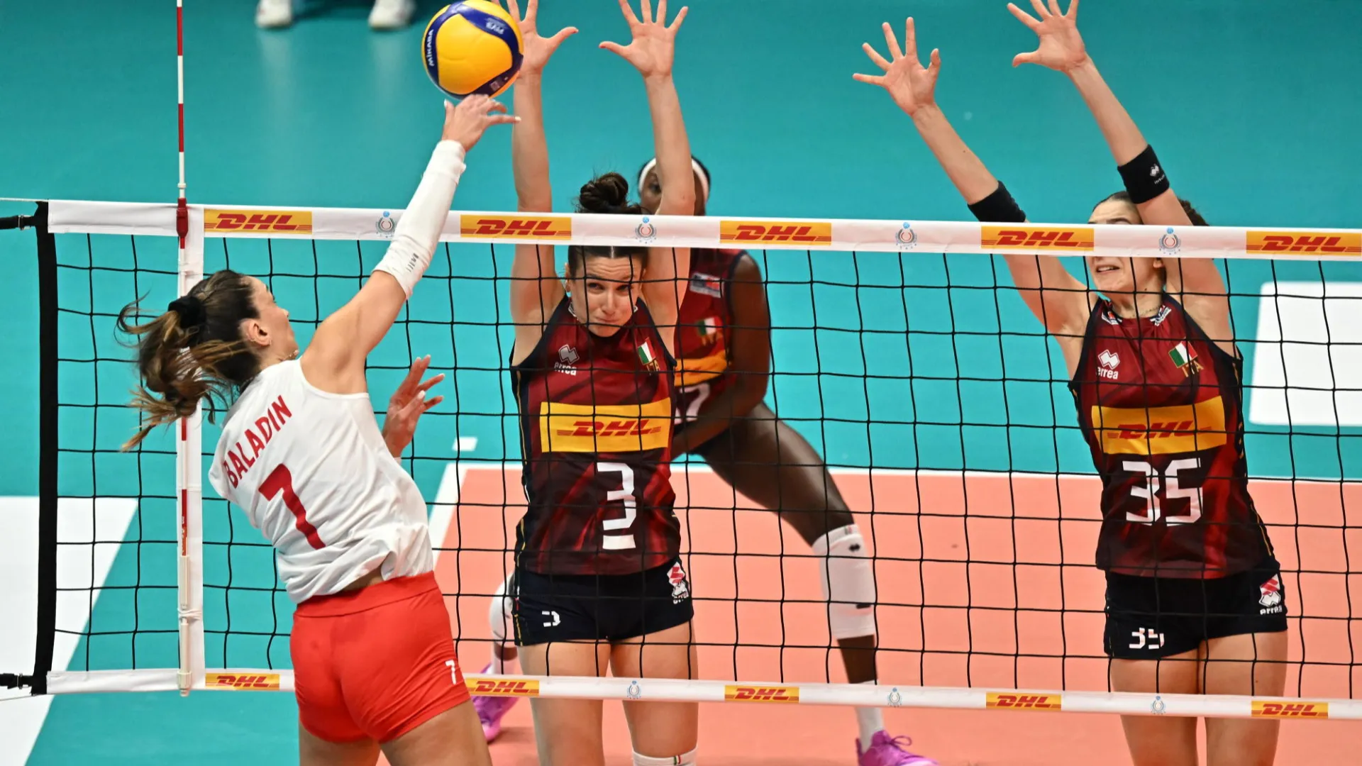 Dopo il 3-2 sull’Olanda nell’esordio nell’AIA Aequilibrium Cup Women Elite, l’Italia regola al tiebreak anche la Turchia (14-25; 25-22; 17-25; 29-27; 15-9) al termine di un match fatto di fughe, rimonte e reazioni che hanno esaltato i 3500 di un PalaPanini gremito ed in festa. 