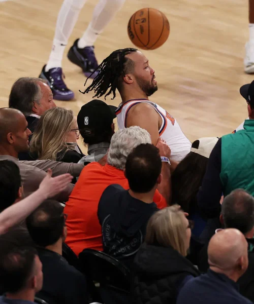 La stella della NBA cade e travolge i tifosi: le foto