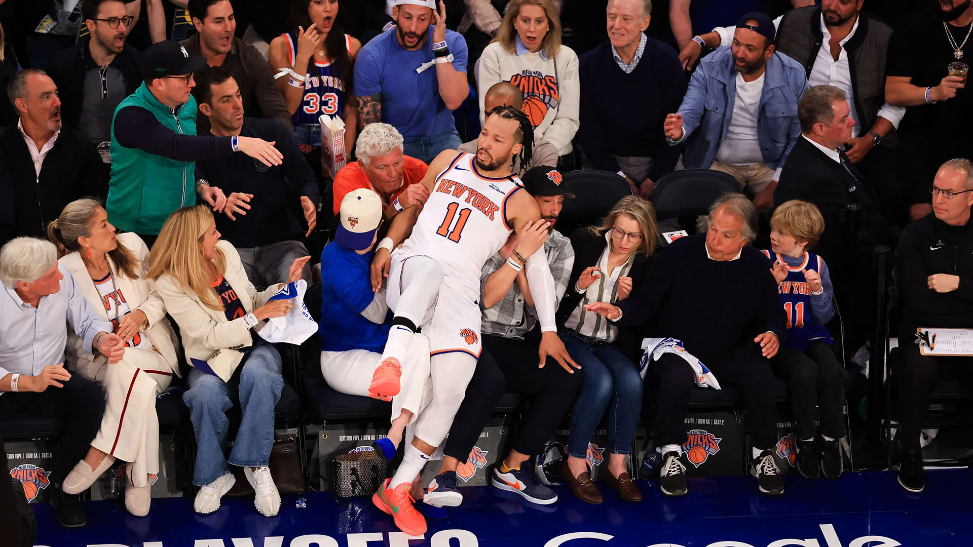 L'unico momento difficile per la stella dei Knicks è arrivato nel secondo tempo, quando è caduto finendo addosso al pubblico