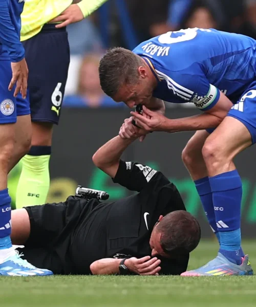 L’arbitro si fa male, Jamie Vardy gli ruba il fischietto: immagini