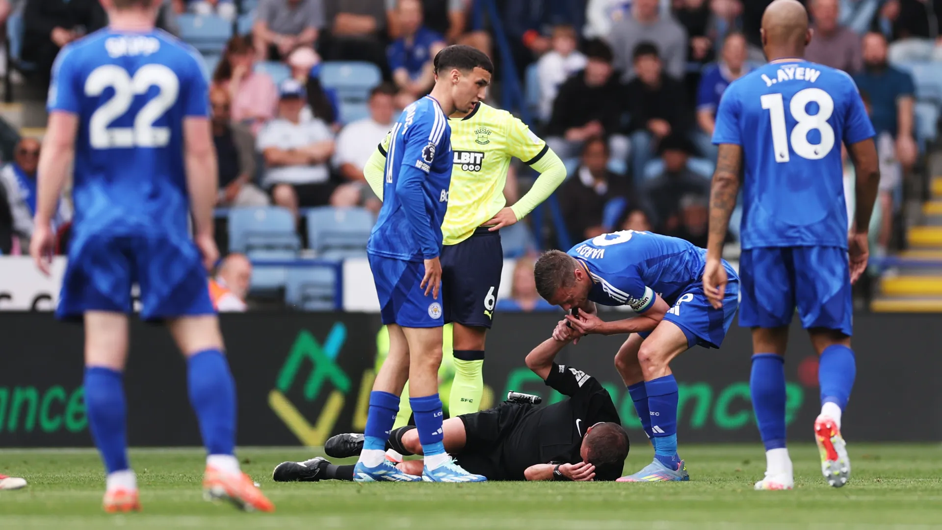 Il direttore di gara è caduto a terra dolorante e Jamie Vardy si è avvicinato a lui...
