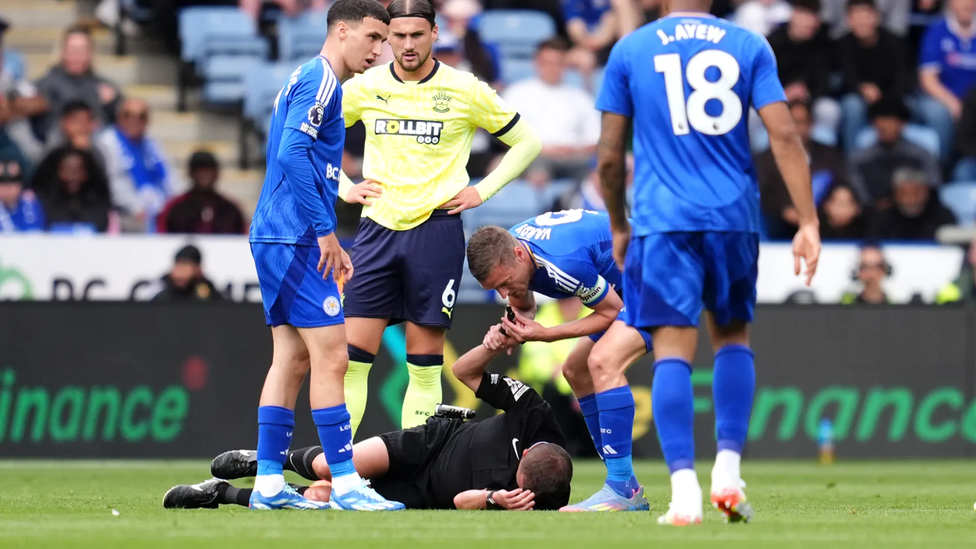 L'esperto attaccante ha pensato bene di utilizzare il fischietto dell'arbitro
