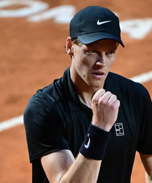Jannik Sinner più forte anche delle vesciche: piega Cerundolo e vola ai quarti a Roma