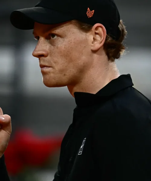 Jannik Sinner domina Casper Ruud e vola in semifinale a Roma