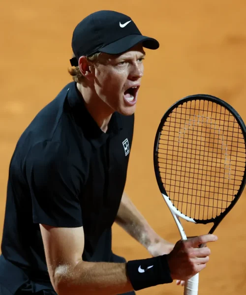 Jannik Sinner piega in rimonta Tommy Paul e conquista una storica finale a Roma