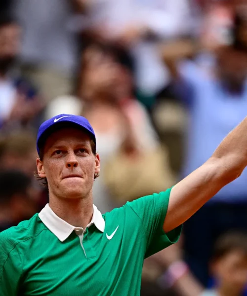 Roland Garros: Jannik Sinner demolisce Lehecka e vola agli ottavi