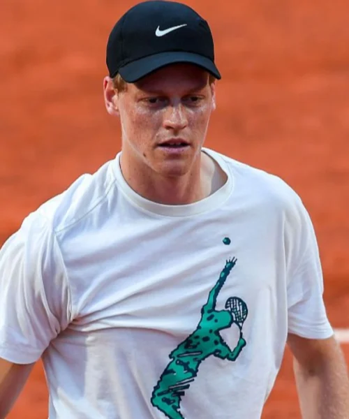 Intensità e bagno di folla per Jannik Sinner nel primo allenamento a Roma