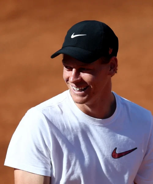 Jannik Sinner sorridente e concentrato: l’ora ‘X’ è vicinissima