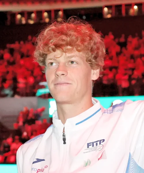 Jannik Sinner, l’esordio a Wimbledon non è da re del tennis