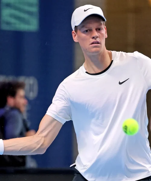 Jannik Sinner a Torino, il primo allenamento è già un evento mondiale: le foto