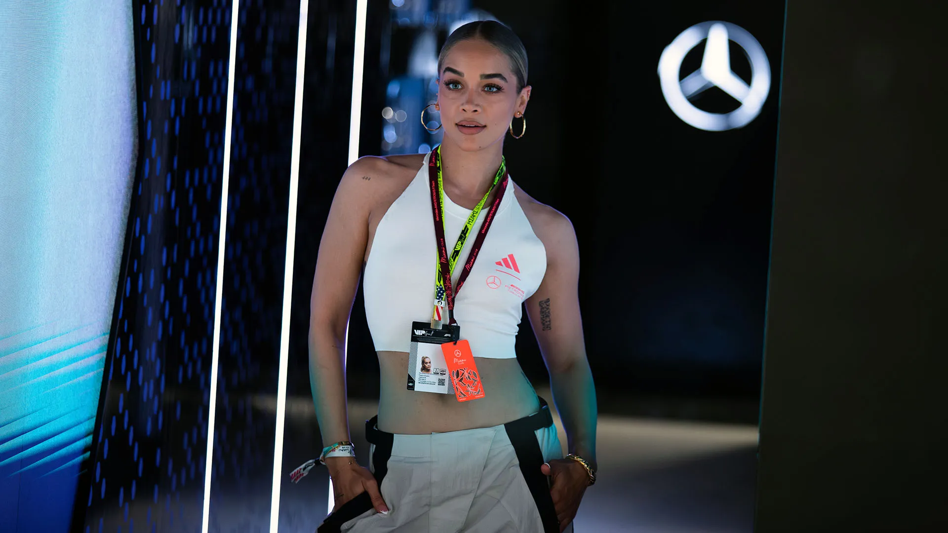 La modella si è intrattenuta soprattutto nel box della Mercedes
