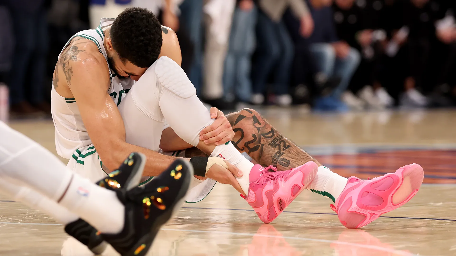La caviglia di Tatum ha fatto un movimento improvviso e involontario 
