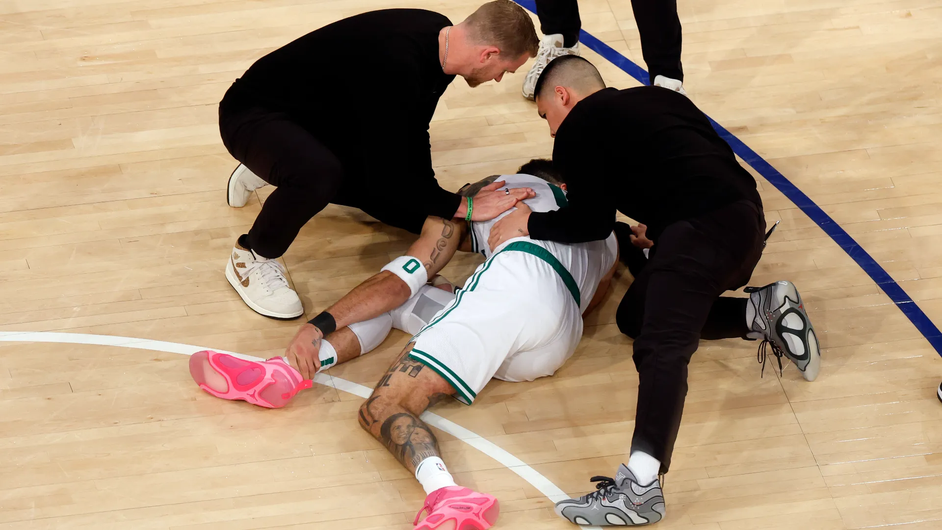Lo staff medico dei Boston Celtics si è precipitato in campo
