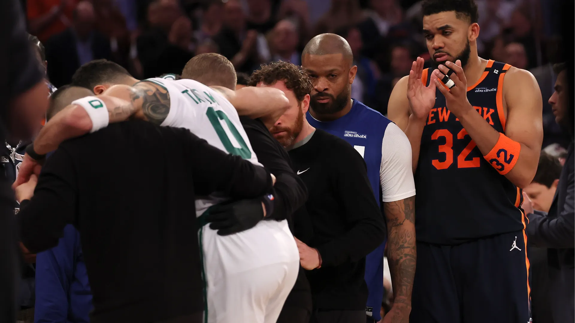 Tatum è stato aiutato a uscire dal campo ed è stato subito operato

