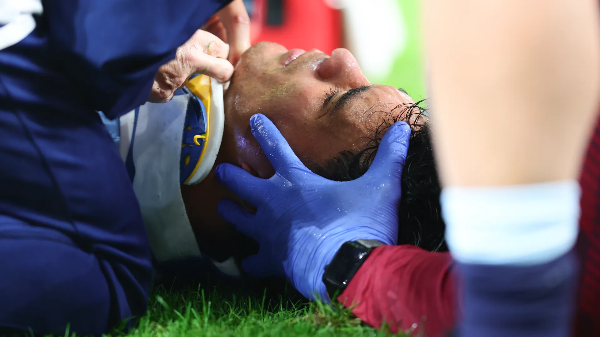 Joseph-Aukuso Suaalii è stato portato fuori dal campo con l'aiuto della barella
