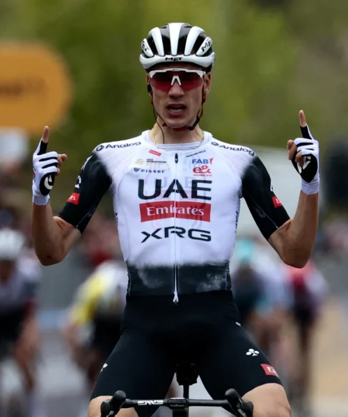 Giro 2025: Juan Ayuso esulta a Tagliacozzo, Primoz Roglic torna in rosa