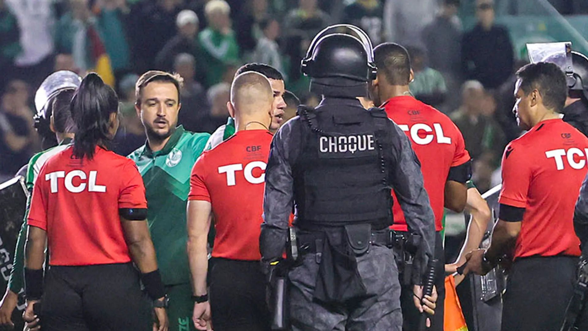 Arbitri scortati dalla polizia: vergogna in Brasile