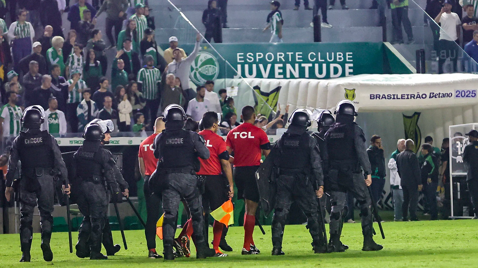 A causa della contestazione dei tifosi, è dovuta intervenire la polizia
