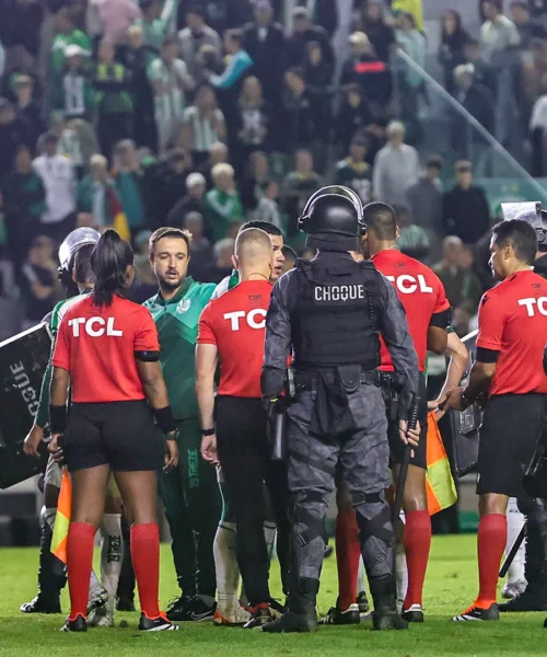 Arbitri scortati dalla polizia: vergogna in Brasile. Le foto