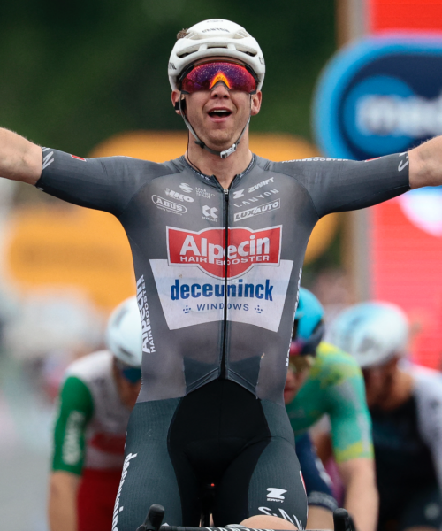 Giro d’Italia, sesta tappa caotica: maxi caduta e volata finale, trionfa Groves a Napoli