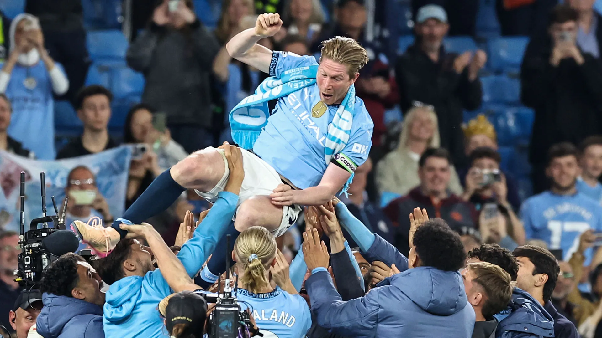 Al termine della partita Kevin De Bruyne è stato omaggiato anche dai suoi compagni