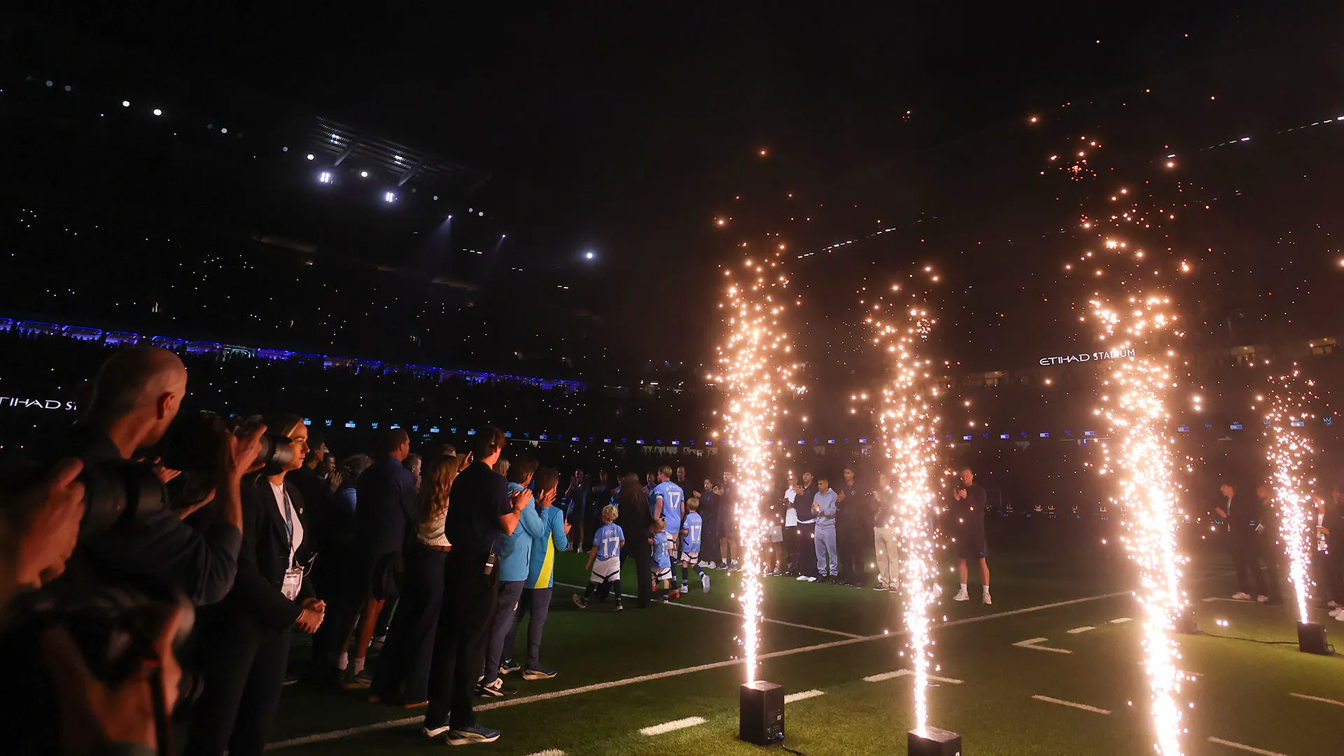 Il Manchester City ha omaggiato il campione con uno spettacolo speciale