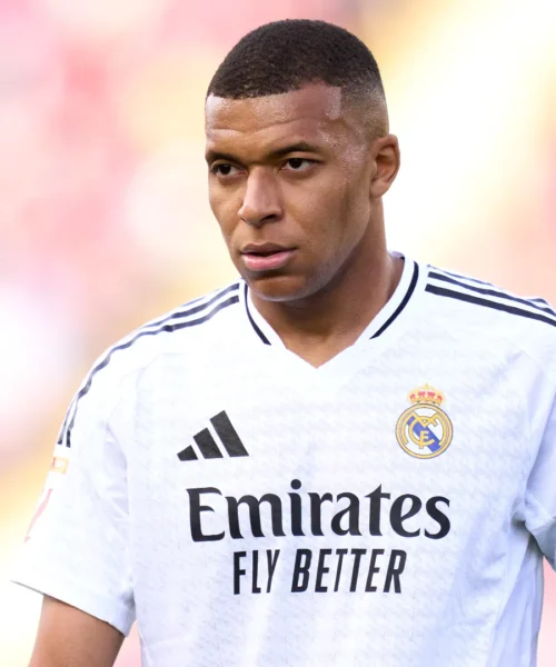 Kylian Mbappé, ora al Real Madrid, si complimenta con il PSG