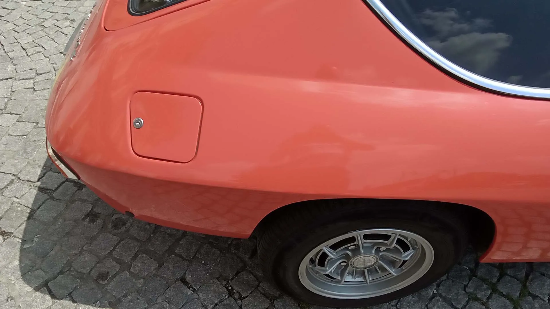 Compatta, agile, silenziosamente veloce: la Fulvia Sport era fatta per chi amava guidare, non solo apparire