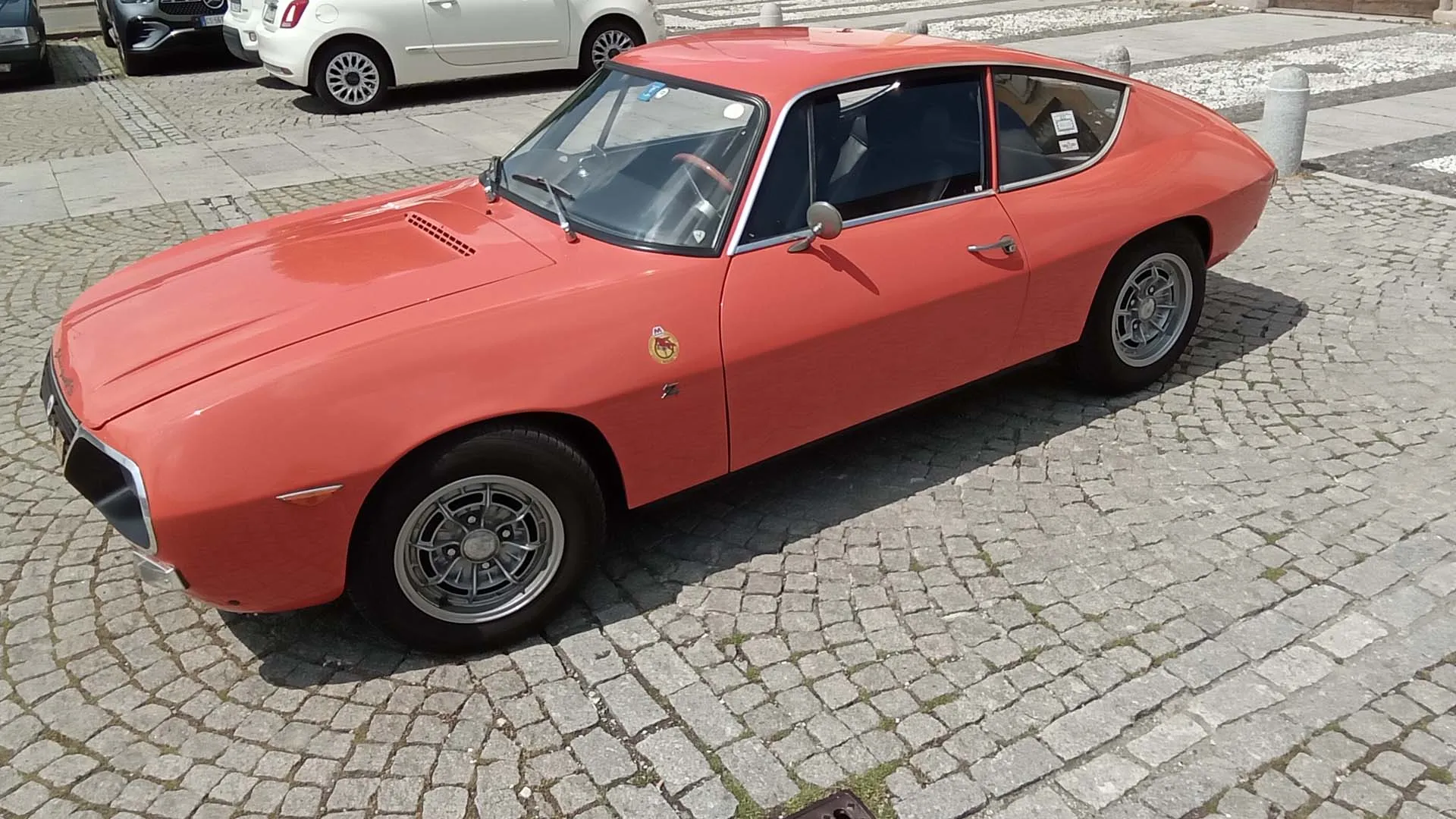 Il piccolo V4 inclinato a 13 gradi ruggisce con eleganza, senza bisogno di urlare