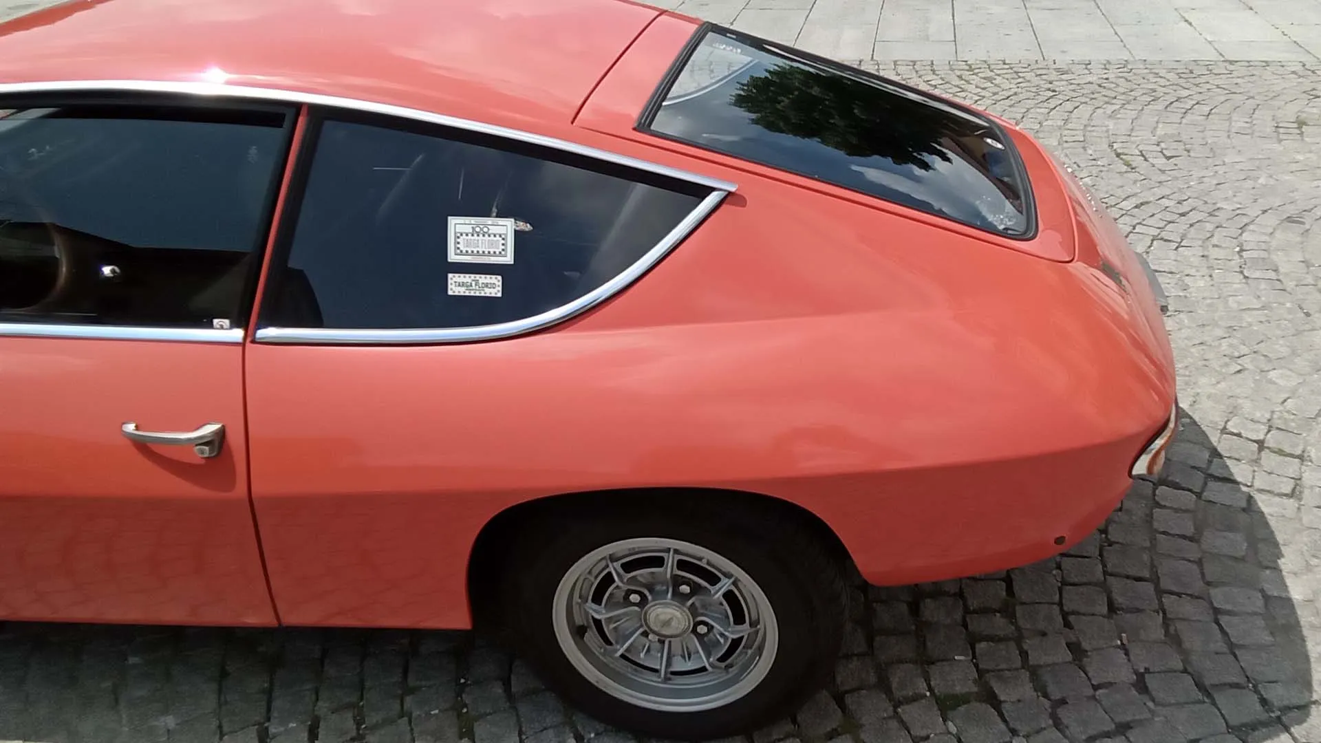 Guardandola da dietro, la coda spiovente sembra quasi un'auto da Le Mans in scala ridotta