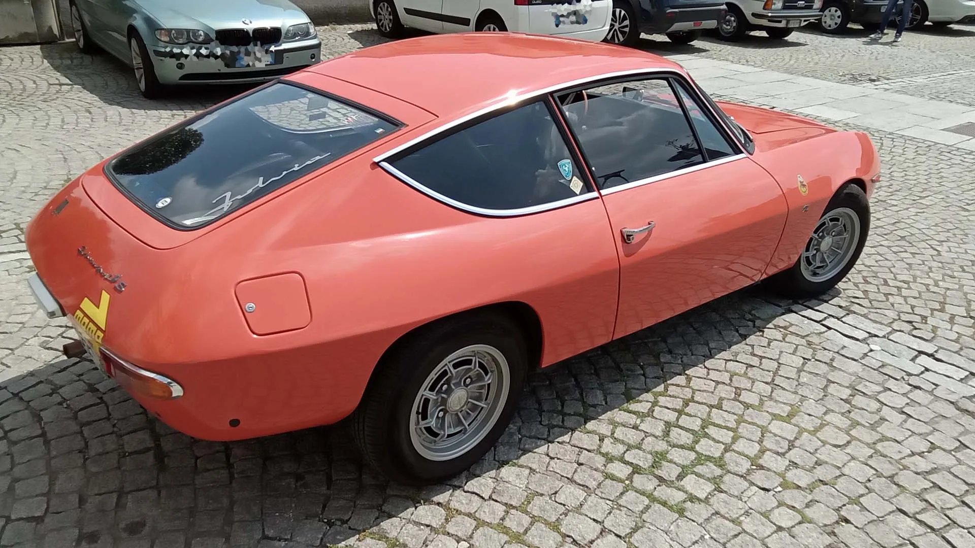 All'interno, il minimalismo di un'auto pensata per la strada, non per i salotti