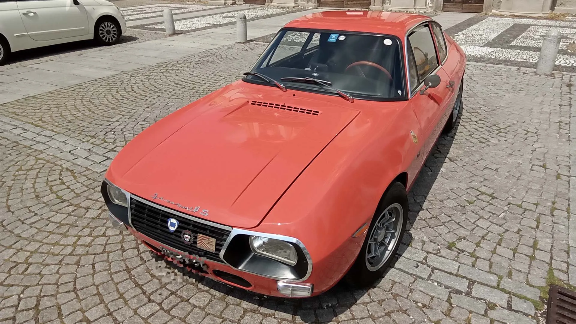 In un’epoca di trazione posteriore quasi ovunque,  questa Lancia va controcorrente e tira davanti