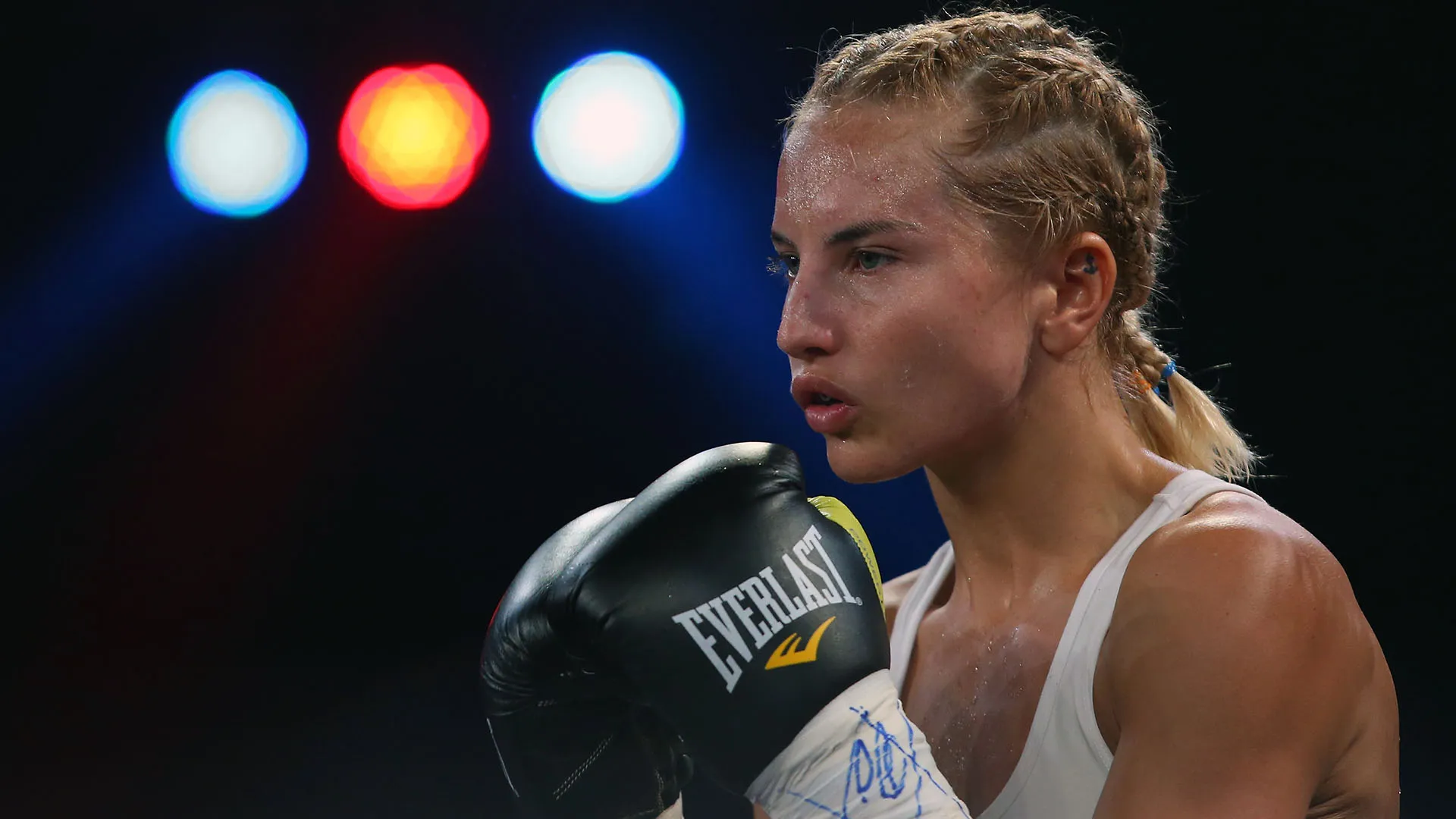 Nel 2010 ha cominciato la sua carriera come pugile professionista, diventando campionessa australiana nella categoria pesi leggeri