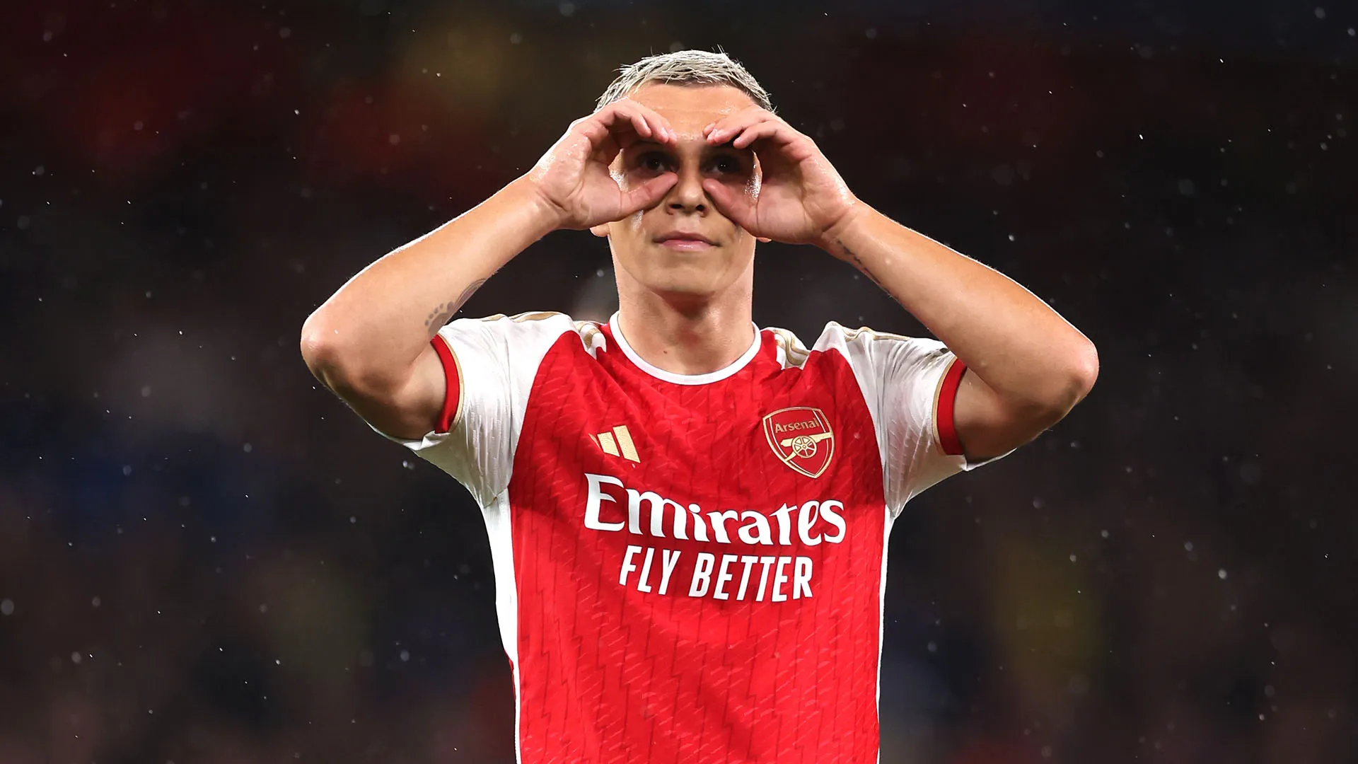 L'arbitro e il calciatore dell'Arsenal sono praticamente identici
