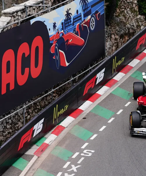 Charles Leclerc mette subito tutti in fila, Lewis Hamilton indietro