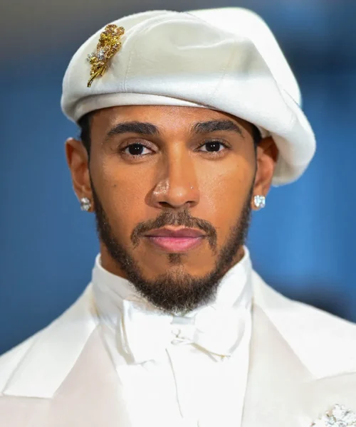 Lewis Hamilton dimentica i guai della Ferrari: le foto della sfilata a New York