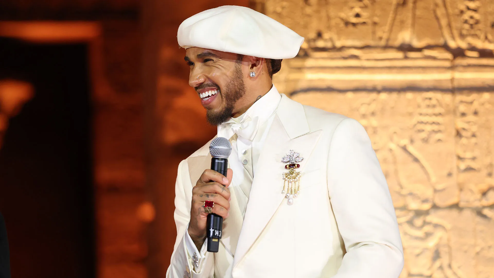 Lewis Hamilton ritrova il sorriso al Met Gala, il celebre evento annuale di New York