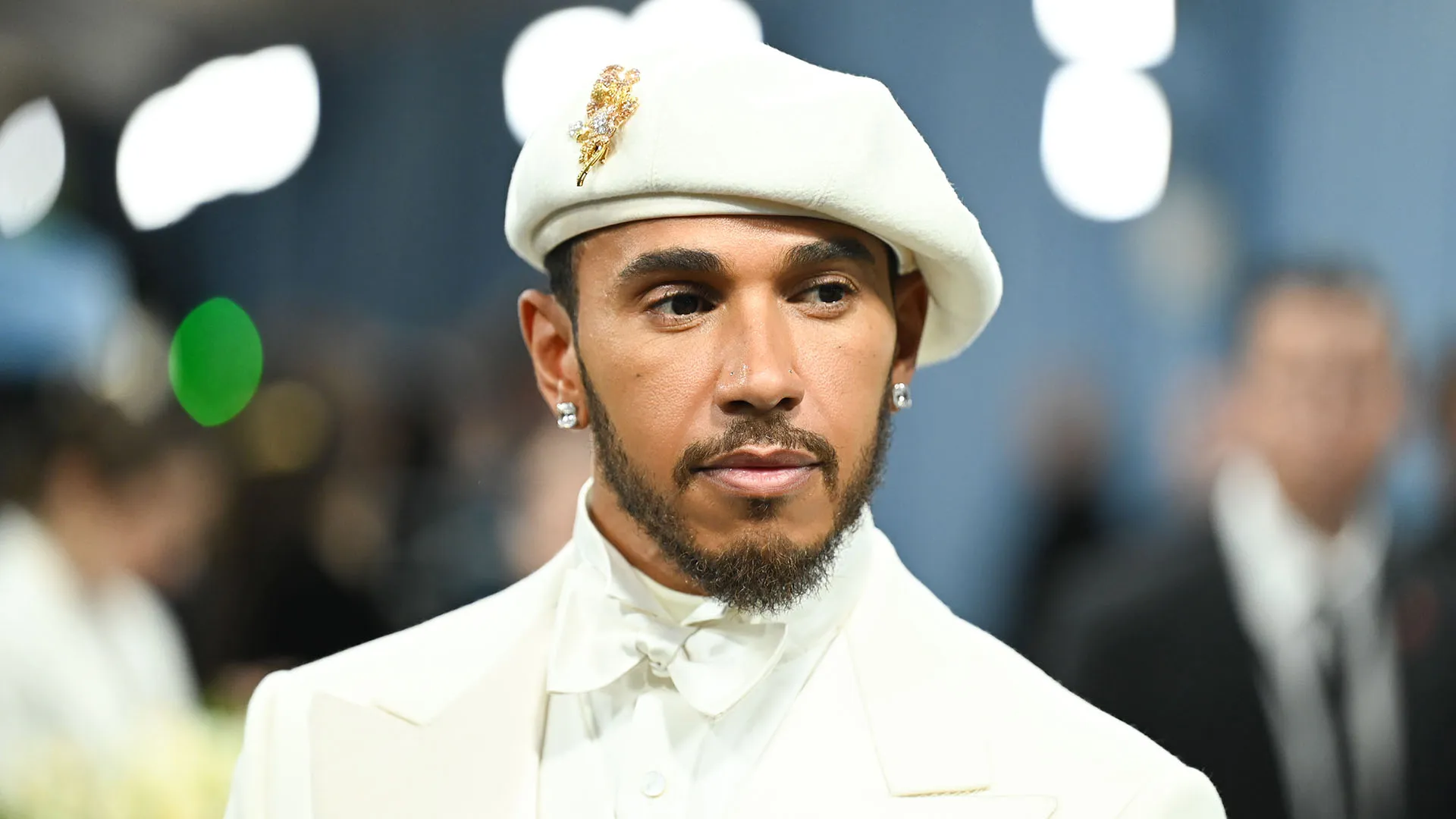 Hamilton si è presentato con un completo color avorio a New York